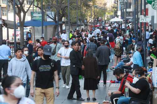 Pese a que sigue vigente la recomendación de salir sólo lo necesario o quedarse en casa, las calles del Centro de la CDMX lucen atestadas (la imagen, en la avenida Juárez).