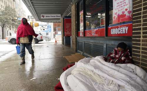 En imagen de archivo, una mujer en el centro de San Antonio. Los pobres, las minorías y, sobre todo, los migrantes son los que se congelaron y se quedaron sin luz y agua en Texas.