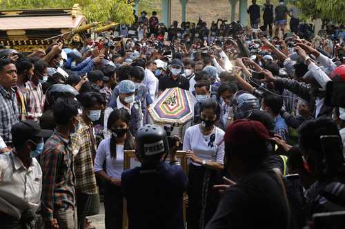 Miles de personas rindieron ayer un homenaje a Mya Thwate Thwate Khaing, joven de 20 años que se convirtió en la primera víctima de la represión militar e ícono de la resistencia contra el golpe de Estado en Myanmar. Los funerales de la joven, herida de bala el 9 de febrero y quien falleció días después, se realizaron en la periferia de la capital Naipyidó. Mientras, la escalada de tensiones provocó nuevas sanciones internacionales, que condenó ayer el Ministerio de Relaciones Exteriores.