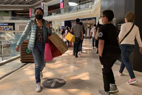 Como un domingo cualquiera antes de la pandemia de Covid-19, decenas de capitalinos acudieron a plazas comerciales a realizar compras, comer o sólo para salir de la rutina del encierro, como en Perisur. Lo anterior, durante el semáforo epidemiológico color naranja en que se encuentra la Ciudad de México.