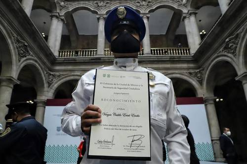 Durante la entrega de reconocimientos a 18 policías que se destacaron en el cumplimiento de su deber.