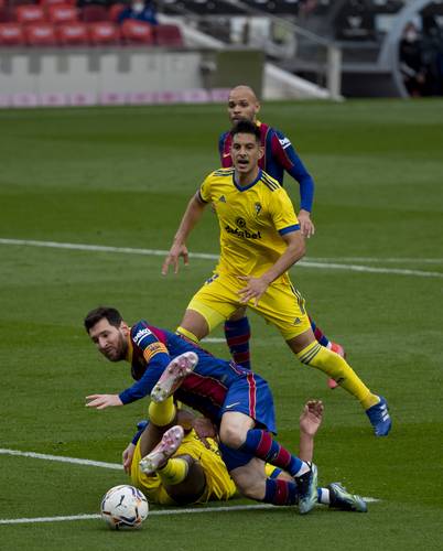 Leo Messi alcanzó 16 goles en el torneo al marcar un penal a los 32 minutos; además de sumar 506 partidos con la camiseta azulgrana, el récord de la institución.