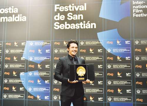 El cineasta estadunidense posa con la Concha de Oro a la mejor película por The Disaster Artist en San Sebastián, en 2017.