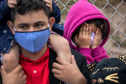 Cientos esperan en un campamento de Reynosa, Tamaulipas, a que se les deje entrar a Estados Unidos si se autoriza su solicitud de asilo ante el cambio de mandatario en esa nación.