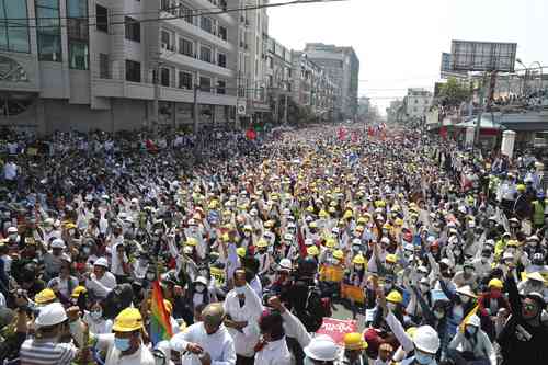 Manifestantes antigolpistas, ayer, durante una manifestación cerca de la estación de tren de Mandalay, Myanmar.