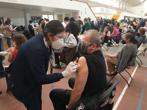 Ayer por mañana se inició en el centro cultural y deportivo Las Américas la vacunación de personas de la tercera edad en el municipio de Ecatepec, estado de México, el segundo más poblado del país.