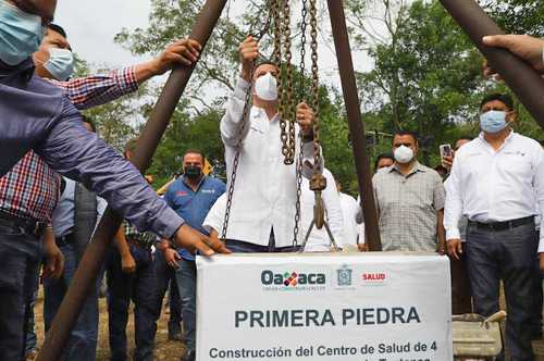 El gobernador de Oaxaca, Alejandro Murat, colocó ayer la primera piedra del centro de salud que se construirá en San Bartolo, agencia municipal de San Juan Bautista Tuxtepec.