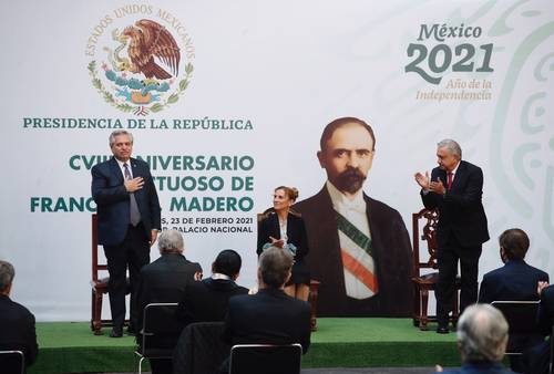 El presidente de Argentina, Alberto Fernández (izquierda); la titular de la Coordinación Nacional de Memoria Histórica y Cultura de México, Beatriz Gutiérrez Müller, y el presidente Andrés Manuel López Obrador, en la ceremonia de ayer en Palacio Nacional.