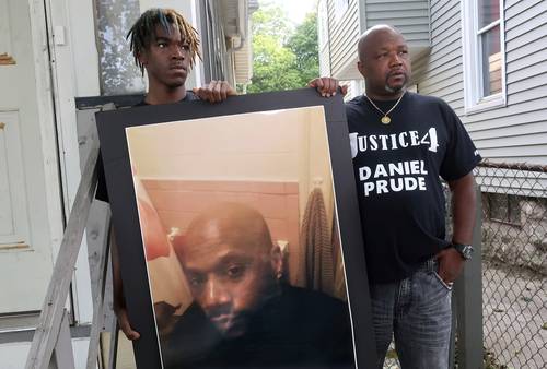 En imagen de archivo, familiares sostienen una fotografia de Daniel Prude, fallecido durante su arresto en marzo pasado en Rochester, Nueva York.