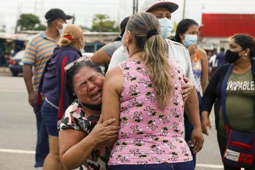 Familiares de reclusos afuera del centro penitenciario de Guayaquil, donde ayer se registraron violentos disturbios.