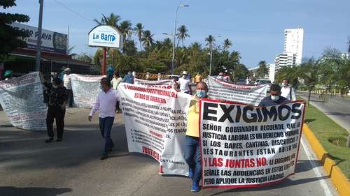 Abogados laborales de distintas organizaciones bloquearon ayer la avenida Costera, en la zona Dorada de Acapulco, para exigir al gobierno del estado la reapertura de las oficinas de la Junta Local de Conciliación y Arbitraje. Los litigantes aseguraron que el próximo 17 de marzo la dependencia cumplirá un año cerrada, debido a la pandemia, en perjuicio de los defensores y los trabajadores. Criticaron que, en cambio, se permita el funcionamiento de albercas, centros nocturnos y playas.