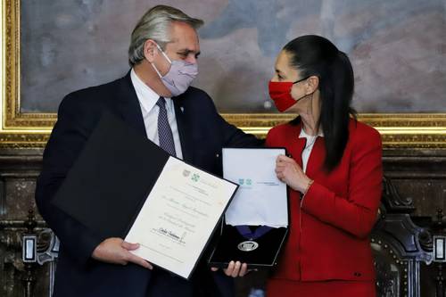 Durante la entrega por la jefa de Gobierno, Claudia Sheinbaum, del nombramiento, la medalla y el pergamino de huésped distinguido de la Ciudad de México al presidente de la República Argentina, Alberto Ángel Fernández.