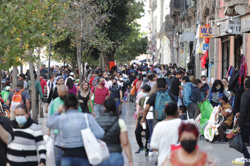 Decenas de personas acudieron a las tiendas de la calle Corregidora, en el Centro Histórico, a realizar compras o sólo ver, en el contexto del semáforo epidemiológico naranja de la pandemia de Covid 19.