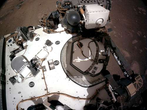 La imagen muestra las cámaras de navegación a bordo del robot. Proporciona una buena visión de PIXL (instrumento planetario para litoquímica de rayos X), uno de los dispositivos del brazo guardado del explorador.