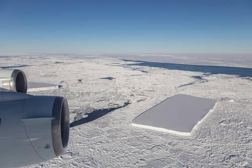 Un avión de la Operación IceBridge, de la NASA, descubrió en 2018 este iceberg tabular cuando sobrevolaba la península antártica. La imagen fue ampliamente compartida en redes sociales. “A menudo veo icebergs con bordes relativamente rectos, pero realmente nunca había visto uno como éste”, señaló en esa ocasión Jeremy Harbeck, científico de la misión y autor del retrato. El hielo mide 1.6 kilómetros de longitud y se estima que sólo 10 por ciento de su masa total se muestra sobre el agua. A pesar de su forma extrañamente perfecta, es completamente natural.
