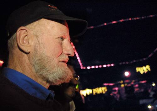 Lawrence Ferlinghetti (en la imagen, en el salón Bombay en Garibaldi en 2002) publicó en 1981 su antología Endless Life, con textos escritos entre 1955 y 1979. José Vicente Anaya, poeta recién fallecido, lo calificó como el “mejor libro para apreciar el desarrollo de 24 años de vida poética, durante el entusiasmo de la revolución los miembros de la Generación Beat”. Destacó en el prólogo que la versión bilingüe de esta obra se debe a “la experiencia y disciplinado trabajo del poeta Eduardo Hidalgo”. La selección hecha por el propio Ferlinghetti, escribió, permite deducir su criterio, “consecuencia de puntos de vista que toman en cuenta las cualidades poéticas y la historia de su propia obra y una formidable observancia en la calidad”.