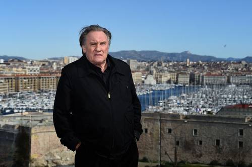 El actor Gérard Depardieu posa para promocional de la segunda temporada de la serie televisiva Marseille.