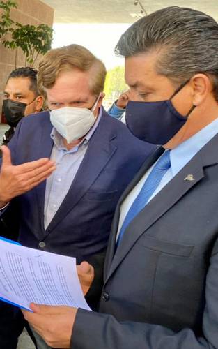 EL PAN ARROPA A GARCÍA CABEZA DE VACA. El gobernador de Tamaulipas, Francisco García Cabeza de Vaca (derecha), acudió ayer a la Cámara de Diputados luego de que la FGR solicitó su desafuero. Lo acompaña el coordinador del PAN, Juan Carlos Romero Hicks.