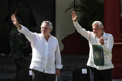 INVITADO DE HONOR EN IGUALA. El presidente Andrés Manuel López Obrador (derecha) y su homólogo de Argentina, Alberto Fernández, en el contexto de la ceremonia por los 200 años del Plan de Iguala, realizada en esa ciudad de Guerrero.
