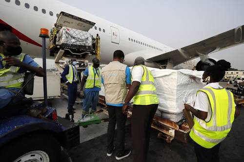 Pese a obstáculos logísticos, arriban primeros biológicos al aeropuerto de Kotoka.