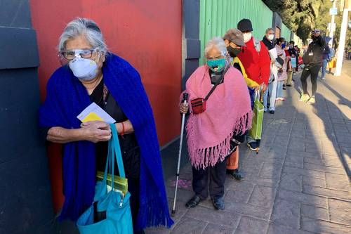 En la alcaldía Xochimilco aplican la vacuna Sputnik V a personas de la tercera edad que se han salvado de contraer el virus.