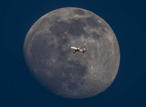 Una aeronave sobrevuela el espacio de Fráncfort, Alemania.