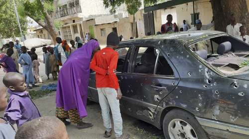 Al menos 10 personas murieron y 60 resultaron heridas ayer en un ataque de presuntos rebeldes yihadistas en la ciudad de Maiduguri, en el norte de Nigeria. La agresión, que duró varias horas, comenzó con ruidos ensordecedores de explosiones y disparos de fusiles de asalto que podían escucharse en la localidad, dijeron residentes. Nadie reivindicó el atentado, pero se sospecha que fue obra de Boko Haram, un grupo de extremistas islámicos que protagoniza una insurgencia en el noreste del país desde hace más de 10 años.