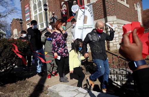 El hondureño Álex García vivió más de tres años con su esposa y sus cinco hijos en la Iglesia Unida de Cristo en Maplewood, Misuri, para evitar la deportación. Ayer, la familia dejó el santuario luego de que el ICE le informó que ya no buscaría su repatriación.