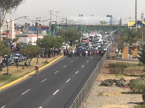 Adultos mayores y familiares bloquearon ayer la avenida Central, frente la Universidad Estatal del Valle de Ecatepec, en la colonia Valle de Anáhuac, para exigir la aplicación de vacunas, pues permanecieron formados por horas y en la mañana autoridades les informaron que no abriría ese módulo.