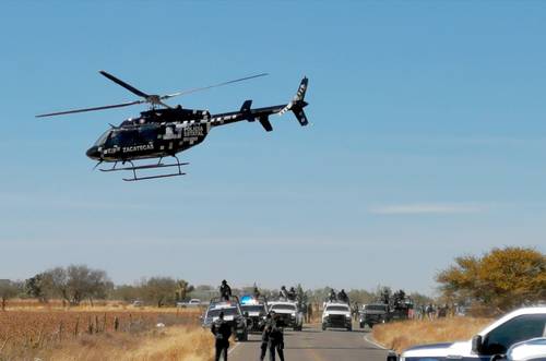 Un helicóptero de la Secretaría de Seguridad Pública de Zacatecas sobrevuela la comunidad La Unión de San Antonio, en el municipio de Pánfilo Natera, luego de un enfrentamiento entre integrantes de la Guardia Nacional y miembros de un grupo delincuencial, el miércoles. El saldo fue de dos presuntos delincuentes abatidos y seis detenidos.