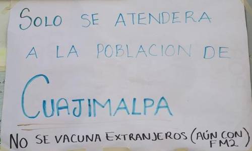 La semana pasada, en una unidad de vacunación en Cuajimalpa, se apreció esta cartulina; la jefa del gobierno, Claudia Sheinbaum, dijo ayer que sí se aplicará el biológico a extranjeros si son residentes de la Ciudad de México.