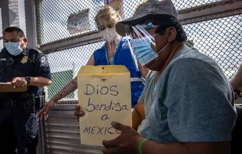 Autoridades de Estados Unidos recibieron ayer al primer grupo de 25 migrantes que esperaban en un campamento de Tamaulipas respuesta a su petición de asilo.