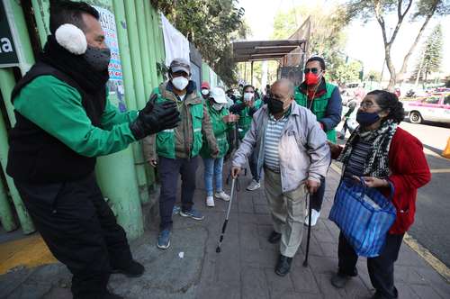 SPUTNIK V, A MAYORES DE 60 EN XOCHIMILCO. Ayer continuó la jornada de vacunación a adultos mayores en la alcaldía de Xochimilco, a quienes se les aplica el biológico ruso Sputnik V.