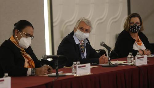 Rosa Icela Rodríguez, titular de la SSPC, la secretaria de Gobernación y Nadine Gasman, presidenta de Inmujeres, ayer durante la conferencia de prensa.