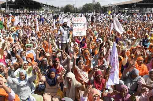 Agricultores se manifestaron ayer en Tarn Taran, a unos 25 kilómetros de Amritsar, contra las recientes reformas agrícolas del gobierno central. Exigen la liberación de los activistas arrestados en enero durante protestas reprimidas en el Fuerte Rojo, en el Día de la República.