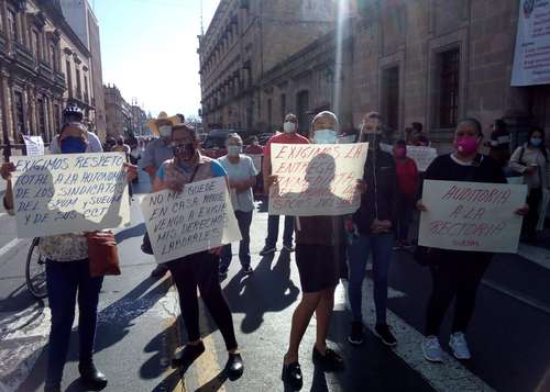 Integrantes del Sindicato Único de Empleados de la Universidad Michoacana de San Nicolás de Hidalgo se manifestaron ayer en la avenida Madero, en el centro histórico de Morelia, para exigir a las autoridades de esa casa de estudios el pago del 75 por ciento restante del aguinaldo correspondiente a 2020, así como pagos por ayuda sindical y bono de despensa.