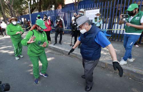 Personas de la tercera edad bailaron antes de recibir la vacuna contra el Covid-19 con la finalidad de relajarse y soportar la espera.