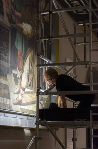 Un trabajador del Museo Victoria y Alberto revisa las condiciones de conservación de uno de los cartones de Rafael.