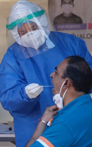 Pruebas rápidas en el kiosco de la salud en la explanada de la alcaldía Benito Juárez.