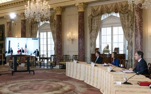 Antony Blinken (primero de derecha a izquierda), en la sala Benjamin Franklin del Departamento de Estado, durante el diálogo con Ebrard.