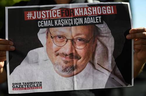  Cartel en el que se exige justicia por el asesinato del periodista Jamal Khashoggi. Foto Afp