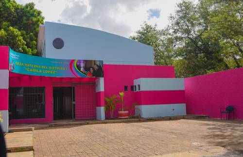 El nuevo centro de salud ostenta en la fachada las imágenes del presidente Daniel Ortega y su esposa, Rosario Murillo.