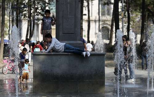 En la Alameda Central, disfrutando un día de semáforo naranja.