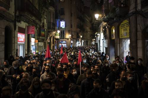 Miles de personas se manifestaron en Cataluña contra el encarcelamiento del cantante de rap Pablo Hasél. La imagen, en Barcelona.