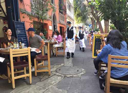 La gente ha comenzado a acudir a los restaurantes, negocios que se han visto muy afectados por la emergencia sanitaria, como éste de la colonia Roma.