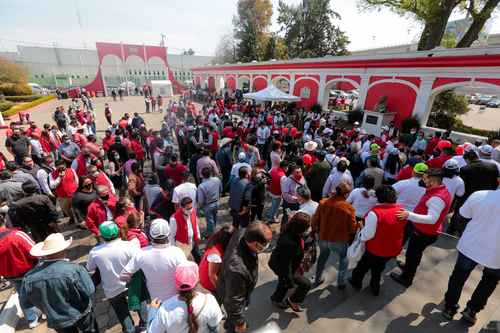 Dos grandes coaliciones contenderán: Va por México y Juntos Haremos Historia. En la imagen, militantes priístas acudieron a la inscripción de aspirantes a presidentes municipales en el estado de México.