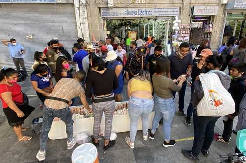 PALETAS, VENTA DE TEMPORADA. El termómetro llegó a 29 grados Celsius ayer en la Ciudad de México y los ambulantes visionarios de inmediato fueron buscados en el Centro.