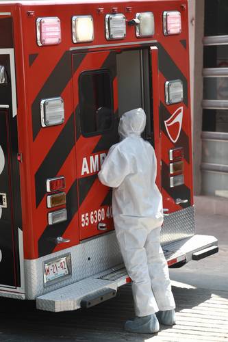  Una ambulancia trasladó ayer a un paciente con síntomas de Covid-19 al saturado hospital de Nutrición, donde no fue recibido y tuvo que ser llevado a otro nosocomio. Foto Luis Castillo