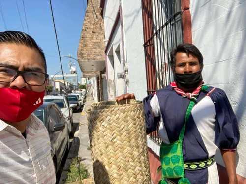 Desesperados, indígenas de Nayarit viajan a Tepic para vender sus artesanías