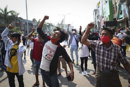 La policía disparó balas, gases lacrimógenos y cañones de agua este domingo en Yangón, donde se llevaba a cabo otra protesta contra el golpe. Decenas de estudiantes y otros manifestantes fueron aprehendidos.